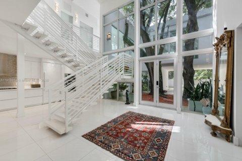Casa en alquiler en Miami, Florida, 5 dormitorios, 433.85 m2 № 1974656 - foto 3