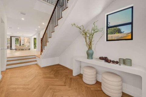 House in Miami, Florida 4 bedrooms, 370.49 sq.m. № 2025529 - photo 9