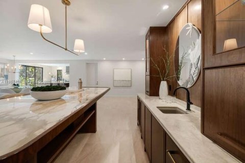 House in Miami, Florida 4 bedrooms, 370.49 sq.m. № 2025529 - photo 20
