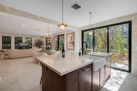 House in Miami, Florida 4 bedrooms, 370.49 sq.m. № 2025529 - photo 28