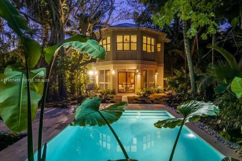 House in Miami, Florida 4 bedrooms, 370.49 sq.m. № 2025529