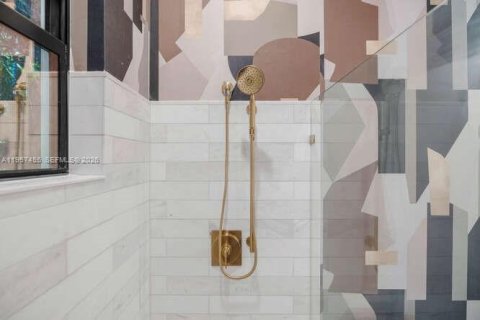 House in Miami, Florida 4 bedrooms, 370.49 sq.m. № 2025529 - photo 15