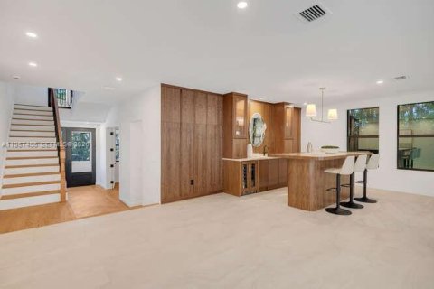 House in Miami, Florida 4 bedrooms, 370.49 sq.m. № 2025529 - photo 17