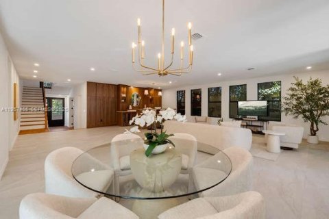House in Miami, Florida 4 bedrooms, 370.49 sq.m. № 2025529 - photo 24
