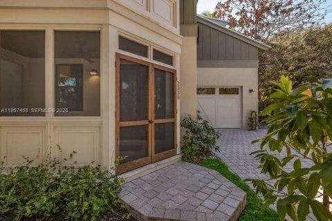 House in Miami, Florida 4 bedrooms, 370.49 sq.m. № 2025529 - photo 5