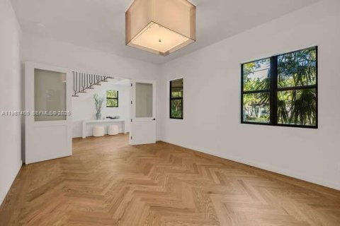 House in Miami, Florida 4 bedrooms, 370.49 sq.m. № 2025529 - photo 12