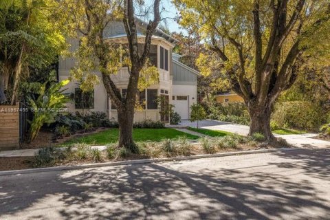 House in Miami, Florida 4 bedrooms, 370.49 sq.m. № 2025529 - photo 3