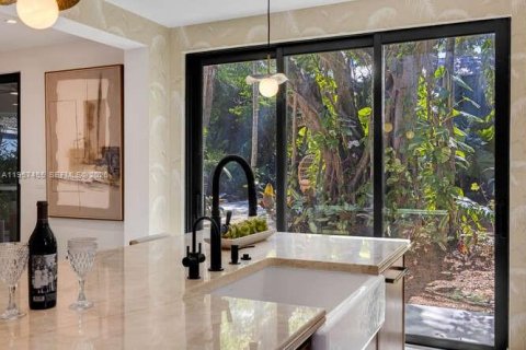 House in Miami, Florida 4 bedrooms, 370.49 sq.m. № 2025529 - photo 29