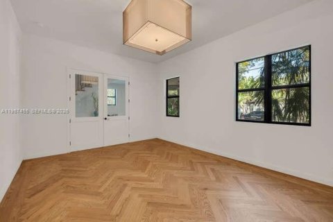 House in Miami, Florida 4 bedrooms, 370.49 sq.m. № 2025529 - photo 13