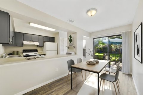 Townhouse in Winter Springs, Florida 2 bedrooms, 107.4 sq.m. № 2223554 - photo 5