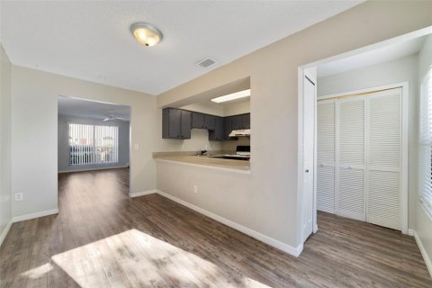 Townhouse in Winter Springs, Florida 2 bedrooms, 107.4 sq.m. № 2223554 - photo 4