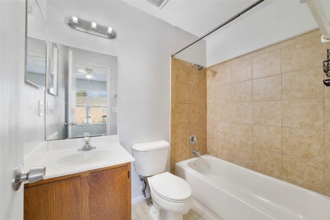 Townhouse in Winter Springs, Florida 2 bedrooms, 107.4 sq.m. № 2223554 - photo 14