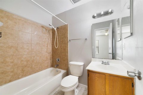 Townhouse in Winter Springs, Florida 2 bedrooms, 107.4 sq.m. № 2223554 - photo 11