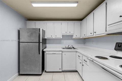 Copropriété à vendre à Doral, Floride: 1 chambre, 75.25 m2 № 2390198 - photo 3