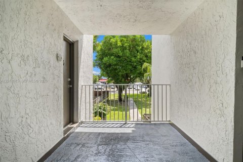 Copropriété à vendre à Doral, Floride: 1 chambre, 75.25 m2 № 2390198 - photo 2