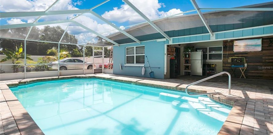 House in Brandon, Florida 3 bedrooms, 129.41 sq.m. № 1880467