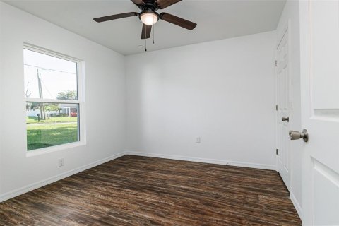 House in Winter Haven, Florida 3 bedrooms, 109.25 sq.m. № 2391607 - photo 13