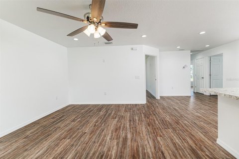 House in Winter Haven, Florida 3 bedrooms, 109.25 sq.m. № 2391607 - photo 2