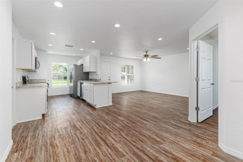 House in Winter Haven, Florida 3 bedrooms, 109.25 sq.m. № 2391607 - photo 4