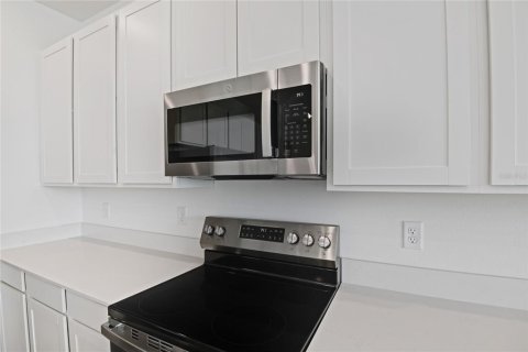 House in Dundee, Florida 3 bedrooms, 182.09 sq.m. № 2198272 - photo 9