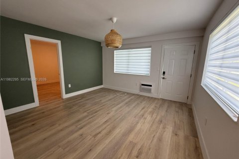 Снять в аренду виллу или дом в Майами, Флорида 1 спальня, 70.61м2, № 2058168 - фото 9