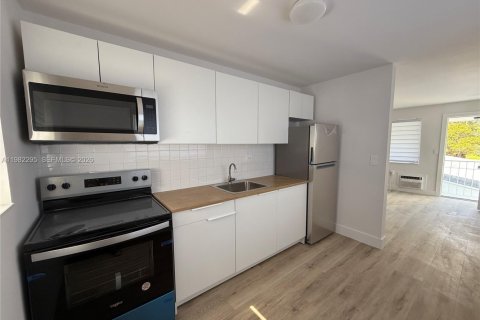 Снять в аренду виллу или дом в Майами, Флорида 1 спальня, 70.61м2, № 2058168 - фото 3