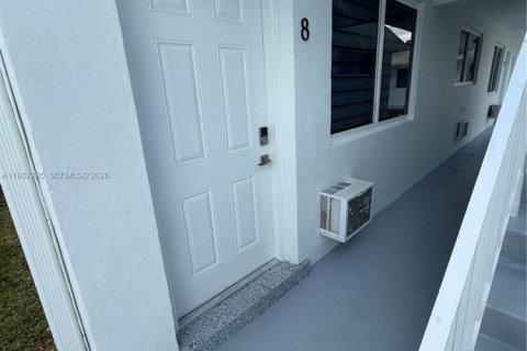 Снять в аренду виллу или дом в Майами, Флорида 1 спальня, 70.61м2, № 2058168 - фото 2