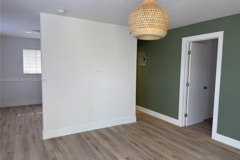 Снять в аренду виллу или дом в Майами, Флорида 1 спальня, 70.61м2, № 2058168 - фото 8