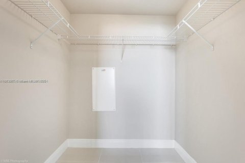 Condominio en alquiler en Miami, Florida, 2 dormitorios, 94.95 m2 № 1964849 - foto 13