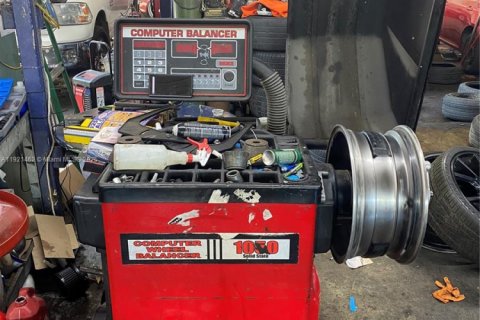 Propiedad comercial en venta en Miami, Florida № 2018578 - foto 29