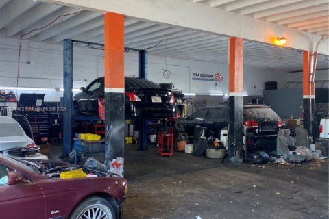 Propiedad comercial en venta en Miami, Florida № 2018578 - foto 10