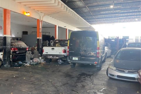 Propiedad comercial en venta en Miami, Florida № 2018578 - foto 18