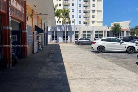 Propiedad comercial en venta en Miami, Florida № 2018578 - foto 27