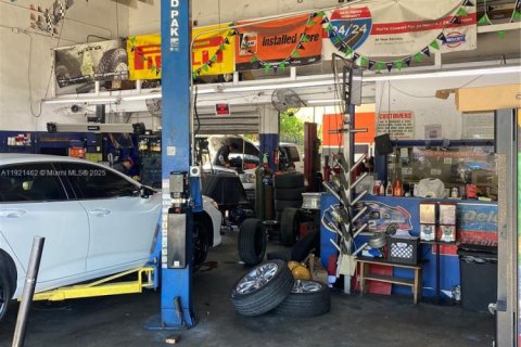 Propiedad comercial en venta en Miami, Florida № 2018578 - foto 13