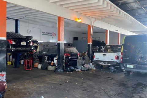 Propiedad comercial en venta en Miami, Florida № 2018578 - foto 19