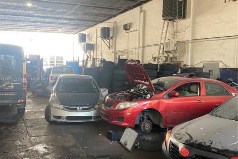 Propiedad comercial en venta en Miami, Florida № 2018578 - foto 20