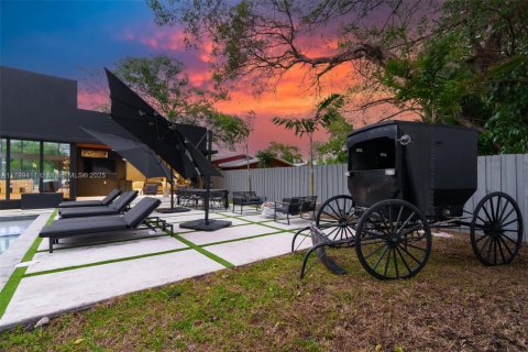 House in Miami, Florida 5 bedrooms, 180.23 sq.m. № 1953296 - photo 2