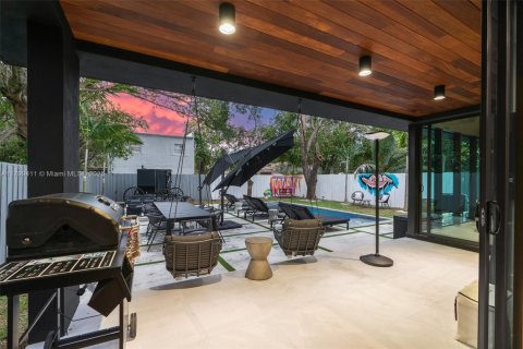 House in Miami, Florida 5 bedrooms, 180.23 sq.m. № 1953296 - photo 3