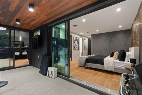 House in Miami, Florida 5 bedrooms, 180.23 sq.m. № 1953296 - photo 4