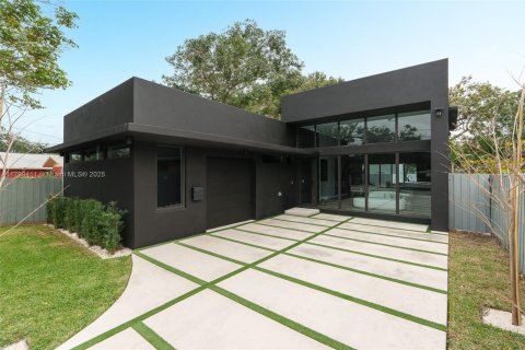 House in Miami, Florida 5 bedrooms, 180.23 sq.m. № 1953296 - photo 5