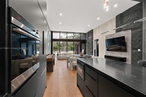 House in Miami, Florida 5 bedrooms, 180.23 sq.m. № 1953296 - photo 20