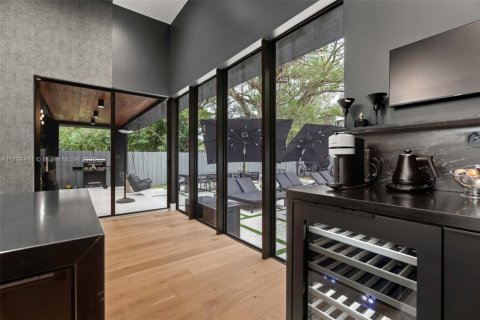 House in Miami, Florida 5 bedrooms, 180.23 sq.m. № 1953296 - photo 19