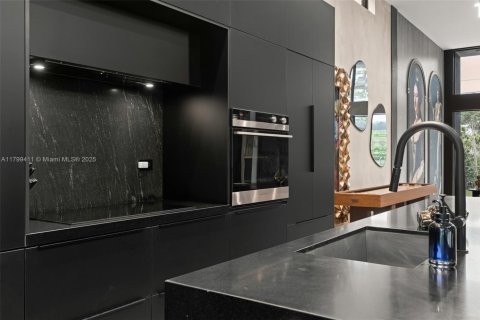 House in Miami, Florida 5 bedrooms, 180.23 sq.m. № 1953296 - photo 16