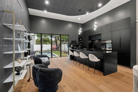 House in Miami, Florida 5 bedrooms, 180.23 sq.m. № 1953296 - photo 11