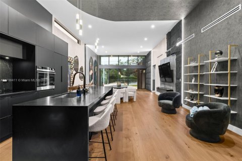 House in Miami, Florida 5 bedrooms, 180.23 sq.m. № 1953296 - photo 8