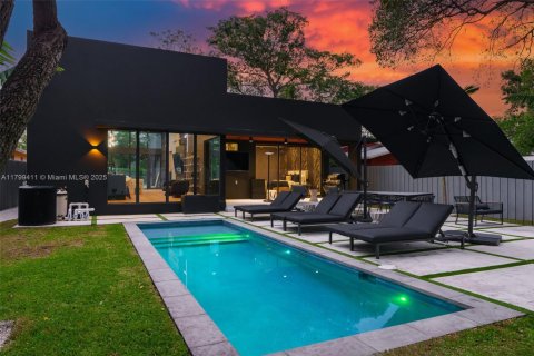 House in Miami, Florida 5 bedrooms, 180.23 sq.m. № 1953296 - photo 1