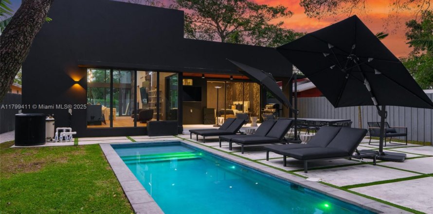 House in Miami, Florida 5 bedrooms, 180.23 sq.m. № 1953296