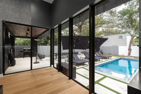 House in Miami, Florida 5 bedrooms, 180.23 sq.m. № 1953296 - photo 18