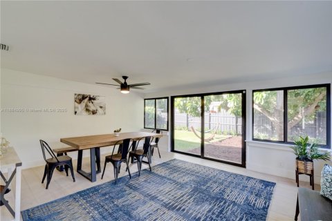 House in Miami, Florida 4 bedrooms, 192.77 sq.m. № 1930507 - photo 15