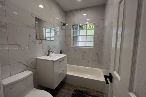 House in Miami, Florida 4 bedrooms, 192.77 sq.m. № 1930507 - photo 25